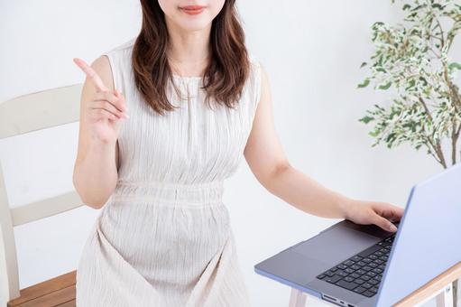 操作筆記本電腦的女人, JPG 操作筆記本電腦的女人, JPG