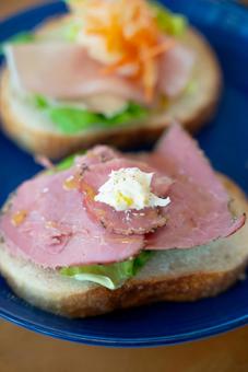 ローストビーフのオープンサンドの写真