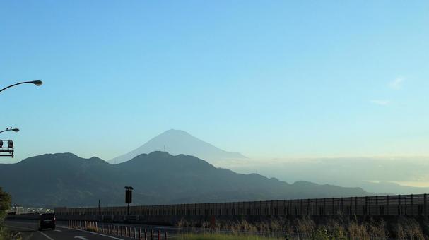 東名高速道由比PAから望む初秋朝の富士山 東名高速道由比PAから望む初秋朝の富士山 富士山,初秋,9月の写真素材
