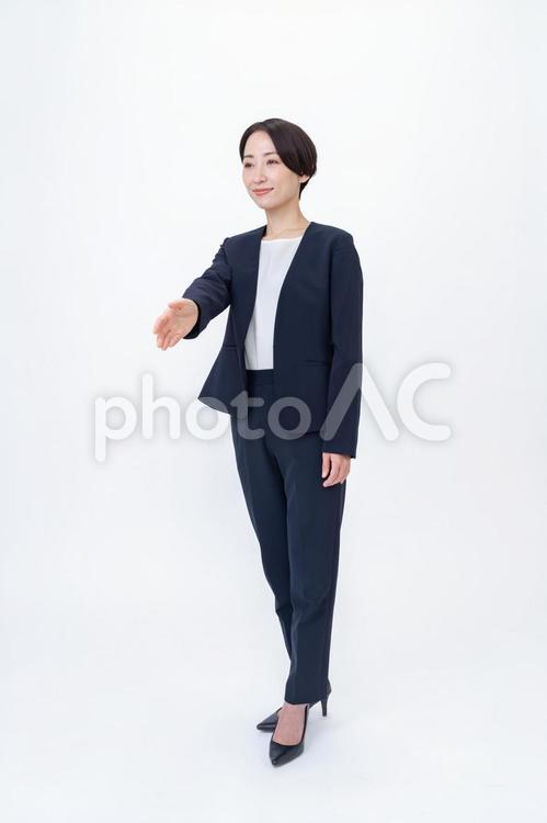 握手・スーツ・全身・女性 アドバイザー,コンサルティング,コンサルタントの写真素材