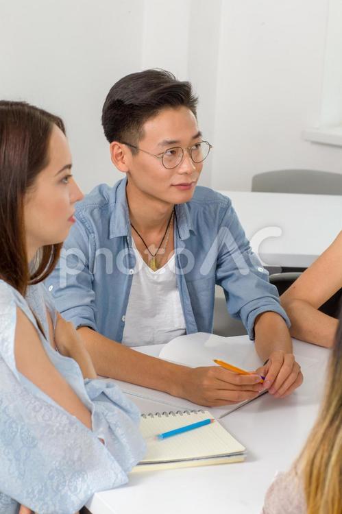 授業を受ける男性 ビジネス英会話,英会話,習い事の写真素材