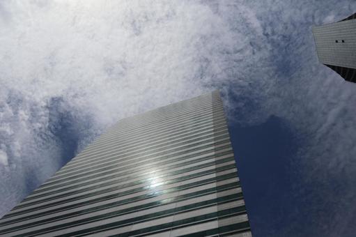 白い雲と青空と高層ビルを見上げた風景 白い,雲,青空の写真素材