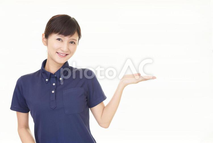 掌を見せる笑顔の女性 女性,女,笑顔の写真素材