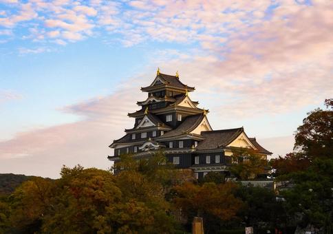 夕日に照らされる岡山城天守閣 夕日に照らされる岡山城天守閣の写真