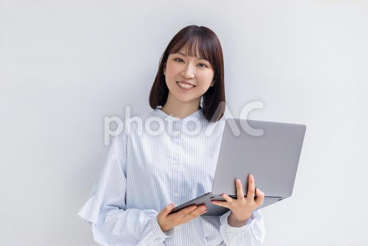 ノートパソコンを持つビジネスウーマン ビジネス,女性,人物の写真素材
