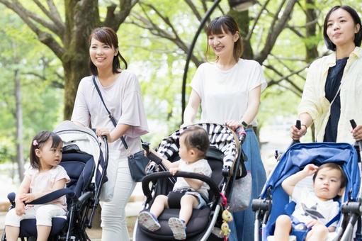ママ友 母親 育児 ママ友 母親 育児 ママ友,公園,男性の写真素材