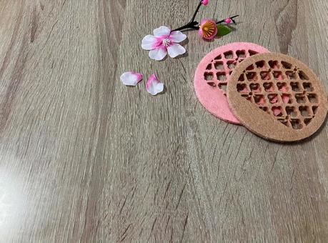 ピンクとブラウンの丸いコースターと桜の花 コースター,フェルトコースター,テーブル雑貨の写真素材