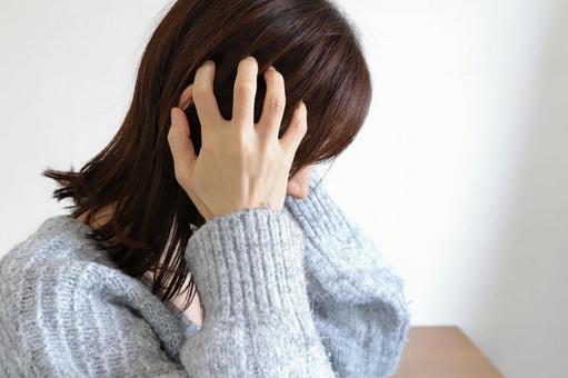 頭痛を抱える女性 頭痛,頭が痛い,痛みの写真素材