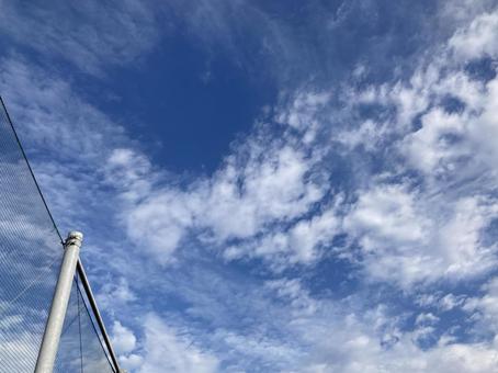 ネット越しの秋の空 ネット越しの秋の空の写真
