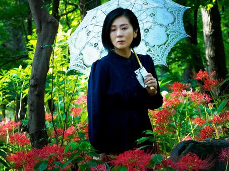 40:彼岸花を静かに見つめる女性 40:彼岸花を静かに見つめる女性 彼岸花,ミステリアス,悲しげの写真素材