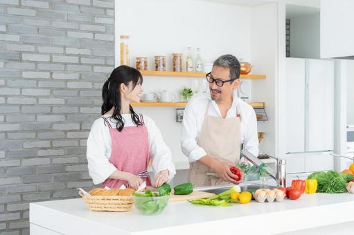 キッチンで料理を作るミドルの夫婦 キッチンで料理を作るミドルの夫婦 料理,家族,夫婦の写真素材