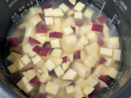 さつまいもご飯を炊く さつまいもご飯,さつまいも,炊飯器の写真素材
