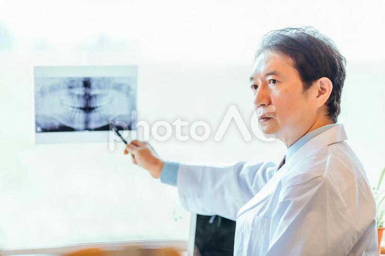 レントゲン写真と医師 歯医者,歯科医院,レントゲンの写真素材