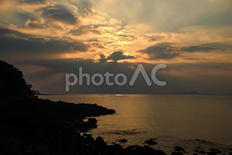 ★＜夜明けの五島＞霞がかる鐙瀬溶岩海岸 風景,空,海の写真素材