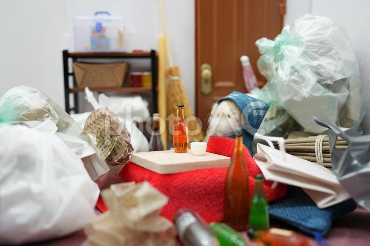 ゴミ屋敷に住むおじいさん ゴミ屋敷,汚部屋,高齢者の写真素材