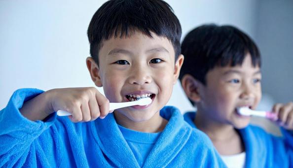 お泊り保育で一緒に歯磨きをする園児たち お泊り保育で一緒に歯磨きをする園児たちの写真