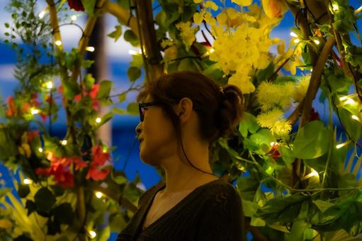 植物に囲まれた女性 植物,女性,女性一人の写真素材