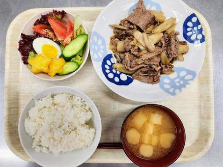 牛肉とごぼうのしぐれ煮(定食) 牛肉とごぼうのしぐれ煮(定食) 牛肉,味噌汁,配膳の写真素材