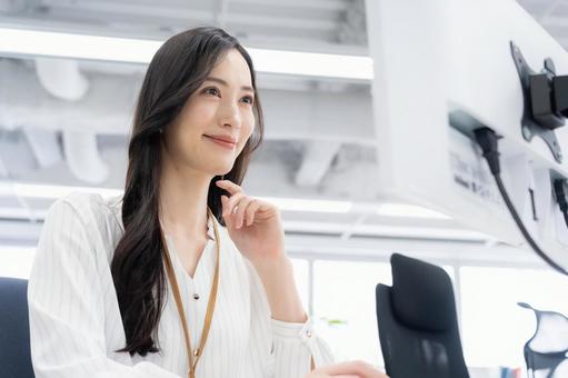 オフィスカジュアルの若い女性エンジニア オフィスカジュアルの若い女性エンジニア ビジネス,オフィス,エンジニアの写真素材