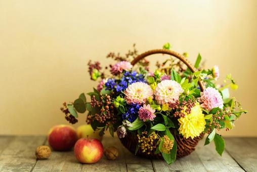 花かごに活けた秋の花々 花かごに活けた秋の花々の写真