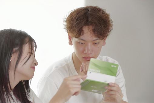 将来のお金の相談をする若い夫婦 家計管理,貯金,貯蓄の写真素材