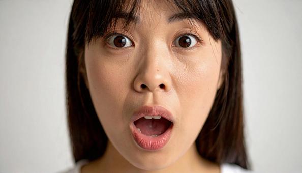 驚いた表情の若い女性 驚いた表情の若い女性の写真