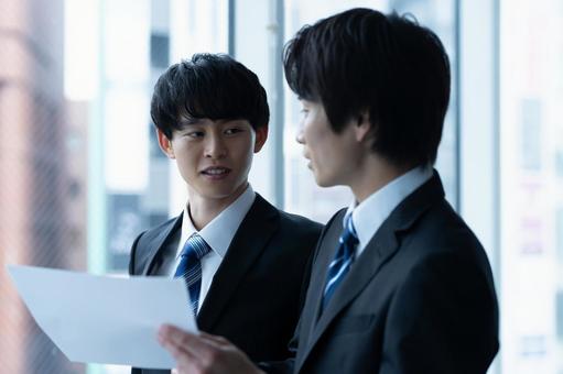 打ち合わせするビジネスマン ビジネスマン,打ち合わせ,オフィスの写真素材