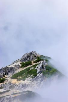 けむる燕岳 けむる燕岳の写真