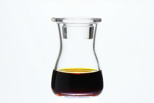 醤油差し（白背景） 醬油差し,醤油,調味料入れの写真素材