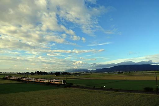 田園風景と電車 田園風景と電車 田園風景,稲穂,電車の写真素材