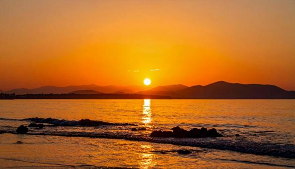 夕焼けの海沿い 夕焼けの海沿いの写真