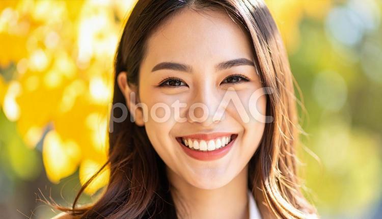 屋外で微笑む若い女性 女,笑顔,紅葉の写真素材