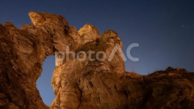 星を覗く大地の窓 星を覗く大地の窓 岩,穴,星空の写真素材
