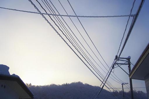 明け方の空 電線,空,青空の写真素材