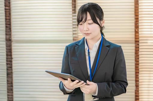 タブレットとビジネスウーマン タブレットとビジネスウーマン 女性,スーツ,社会人の写真素材
