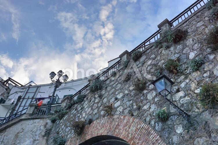 アマルフィのトンネルと青空 おしゃれな,お洒落,アマルフィの写真素材