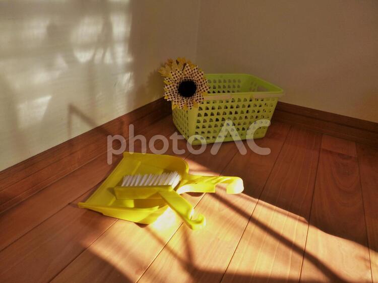 お掃除しましょ ミニほうき,床,朝の写真素材