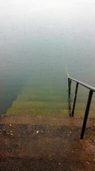 水底に向かう階段 水底に向かう階段の写真