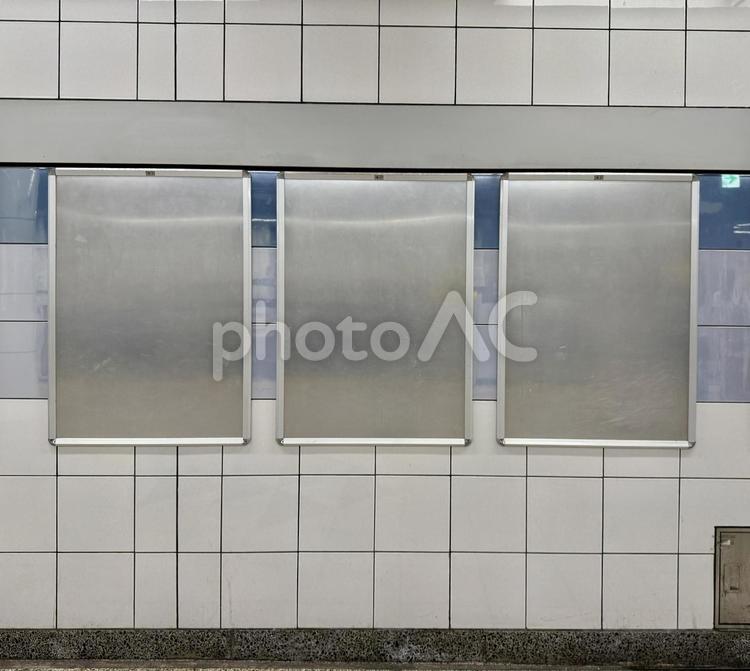 何も入ってないポスターの額縁 地下鉄,タイル,駅構内の写真素材