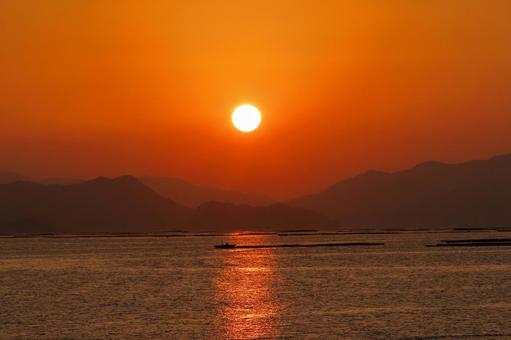 廿日市市 牡蛎筏に朝日が昇る-9 廿日市市 牡蛎筏に朝日が昇る-9 朝日,朝焼け,海の写真素材