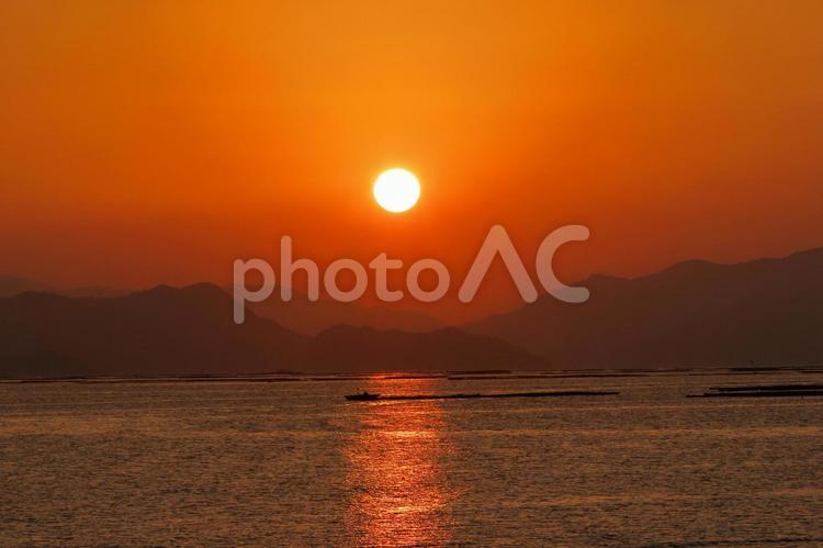 廿日市市　牡蛎筏に朝日が昇る-9 朝日,朝焼け,海の写真素材
