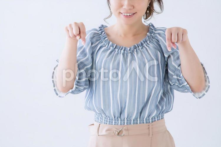 下を指さす女性 下,おすすめ,指さすの写真素材