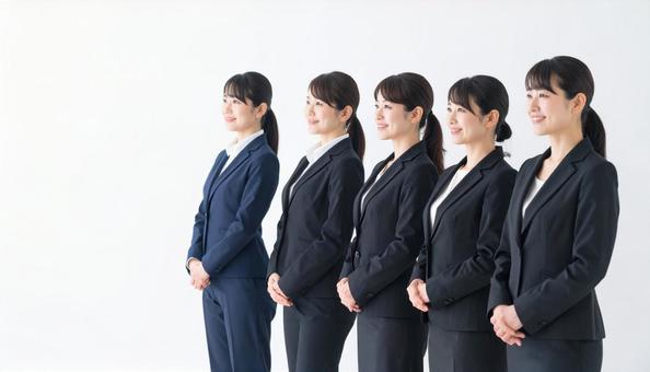 斜めの角度から見た整列する若い会社員 斜めの角度から見た整列する若い会社員の写真