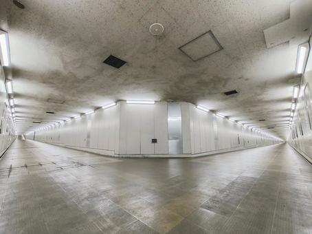 東成田駅から成田空港への長い地下通路の写真