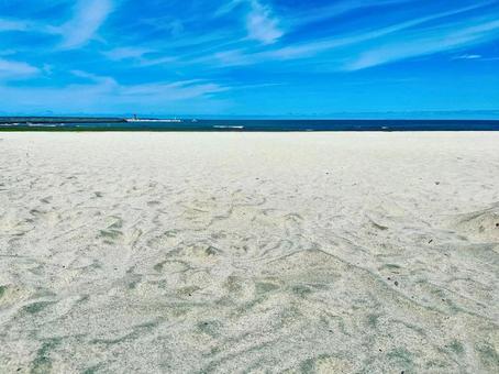 北海道の白い砂浜と海と空 北海道の白い砂浜と海と空 北海道,苫前郡苫前町,とままえ夕陽ケ丘ホワイトビーチの写真素材