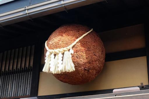 しめ縄に紙垂、日本酒造り酒屋の軒先の杉玉 杉玉,酒林,飛騨高山の写真素材