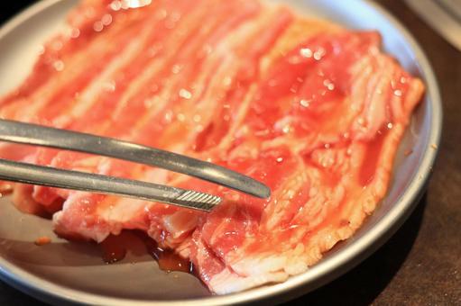 ジューシーカルビと焼肉トング ジューシーカルビと焼肉トング 焼肉,肉,カルビ肉の写真素材