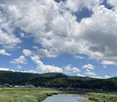 雲が多い空と自然 雲が多い空と自然の写真
