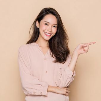 あなたに何かを伝えるアジア人女性 あなたに何かを伝えるアジア人女性の写真