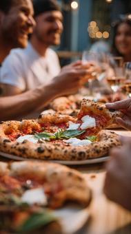 とろけるチーズとトマトが美味しいピザ とろけるチーズとトマトが美味しいピザの写真